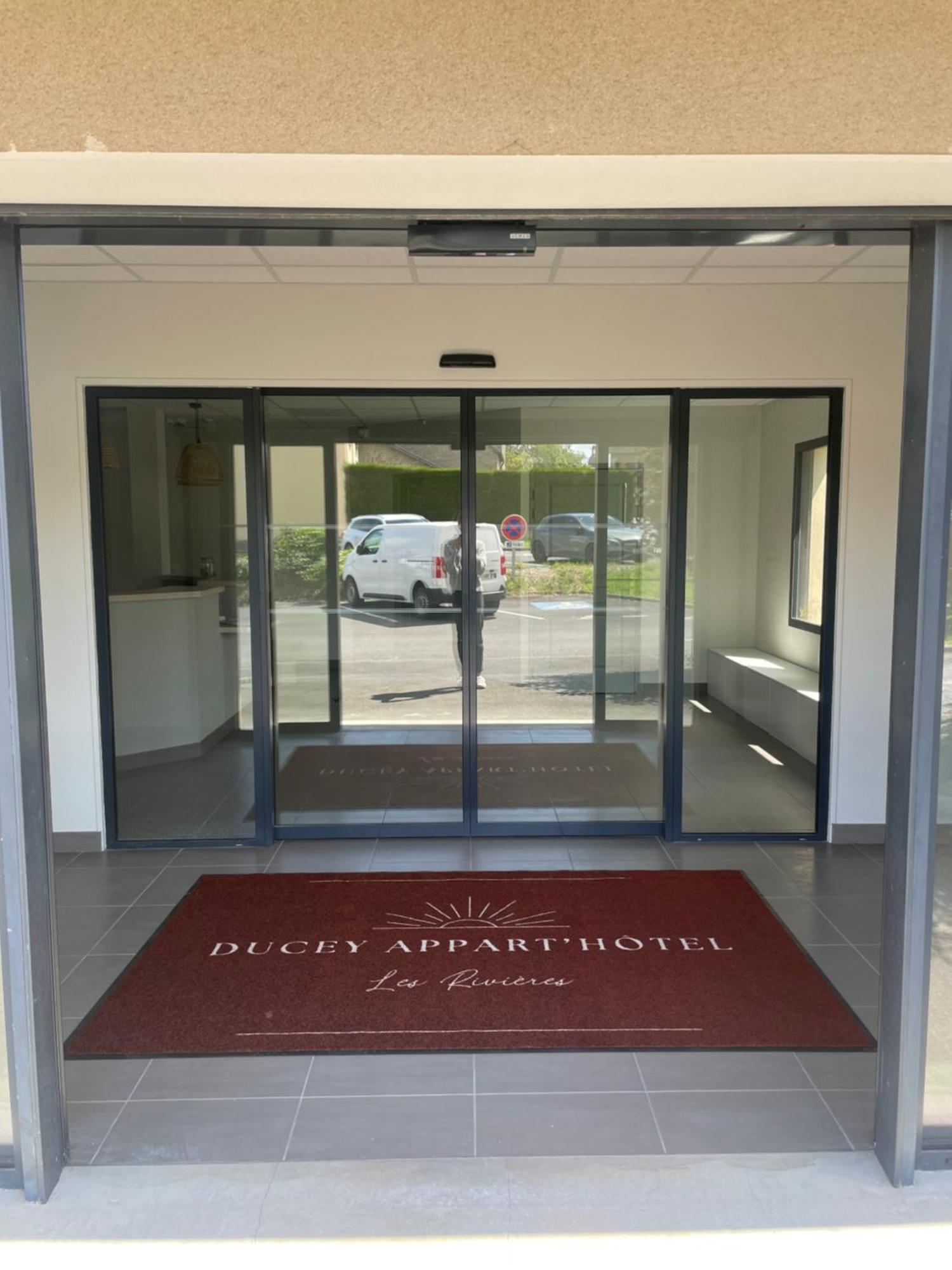Ducey Appart'Hotel - Les Rivieres Екстер'єр фото